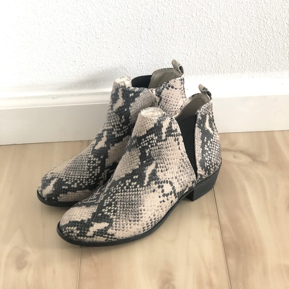 🔴sold🔴Snake ankle boots